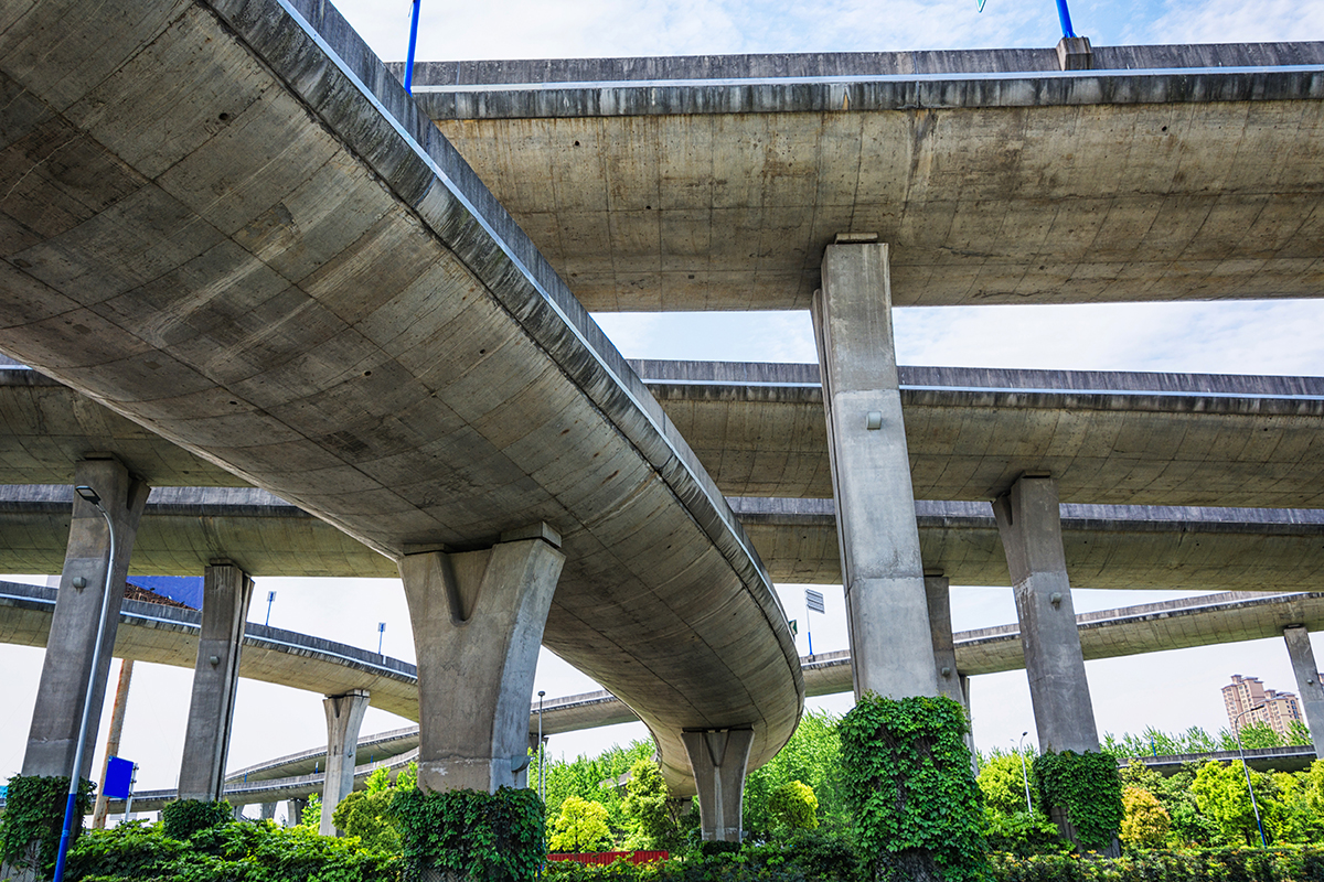 Por que Existem Vãos entre as Placas de Concreto de Viadutos e Pontes?